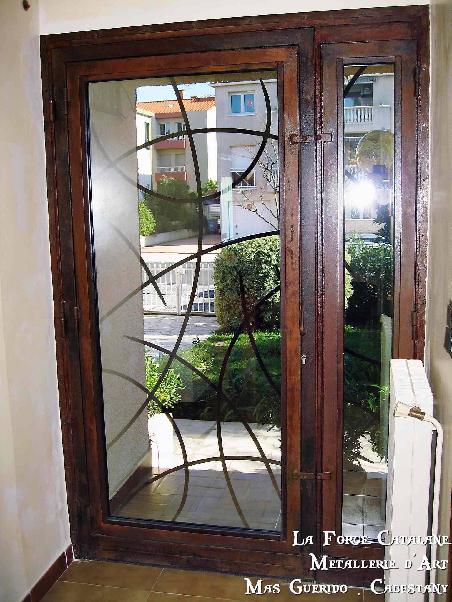 porte vitree  vitrage espion motif moderne  barreaudage entremeles forge catalane  2.jpg